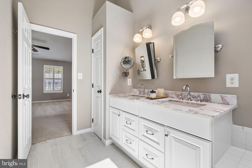 2 STONERIDGE COURT