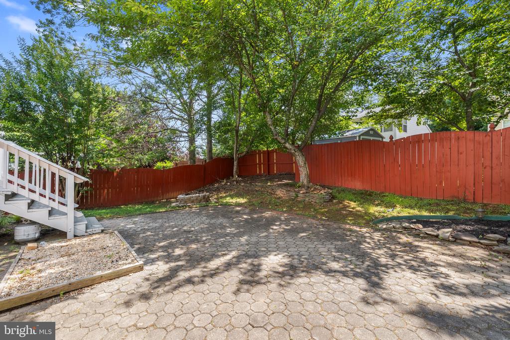 2 STONERIDGE COURT