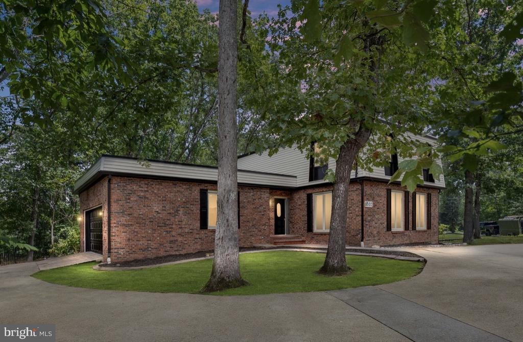 1002 ISABELLA DRIVE