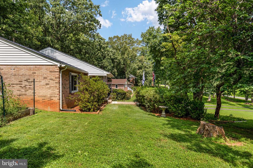 1015 BAILEY COURT