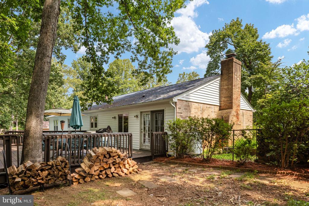 1015 BAILEY COURT