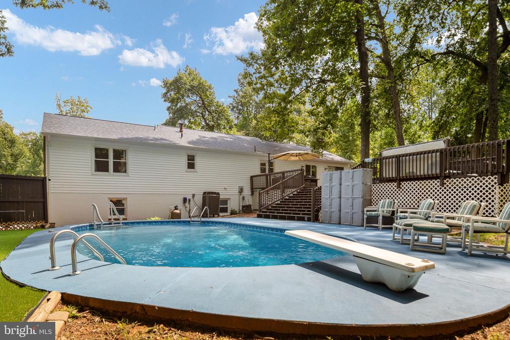 1015 BAILEY COURT