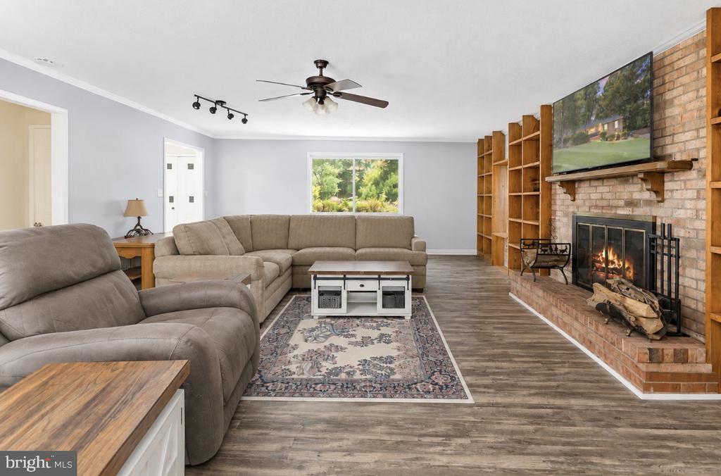 1015 BAILEY COURT