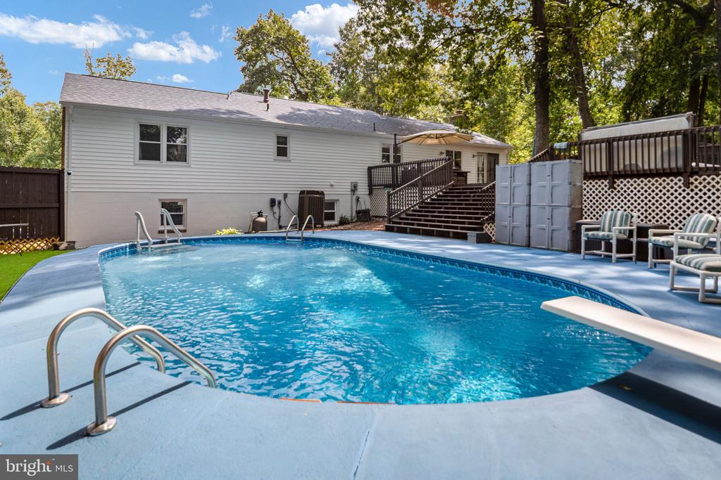 1015 BAILEY COURT