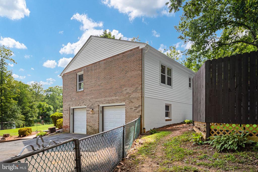 1015 BAILEY COURT