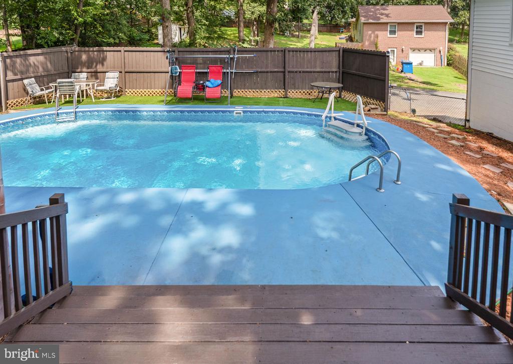 1015 BAILEY COURT
