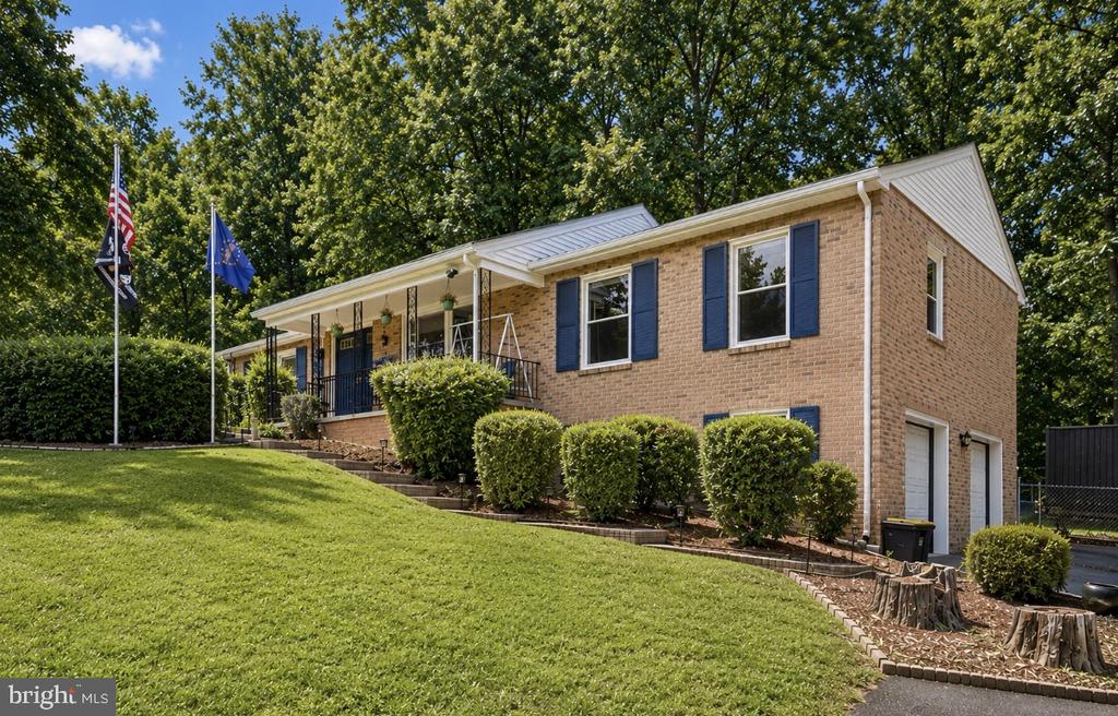 1015 BAILEY COURT