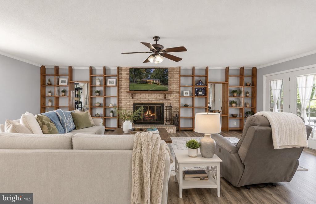1015 BAILEY COURT