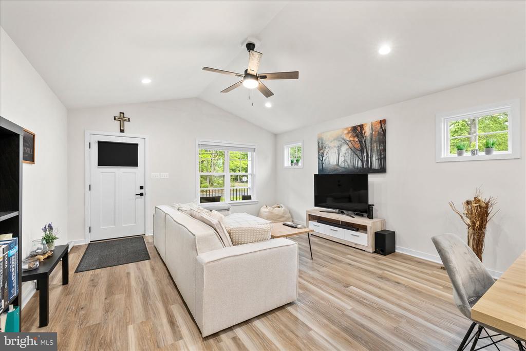 1274 HOLLY VISTA DRIVE