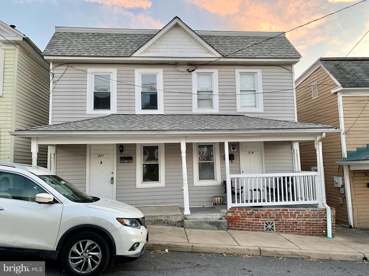 221 BAKER ST