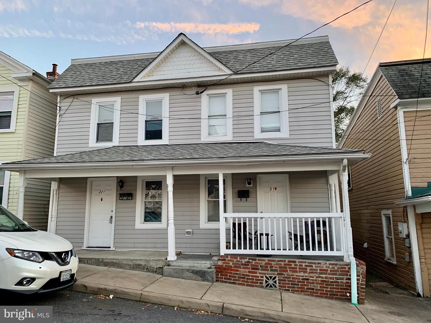 221 BAKER ST