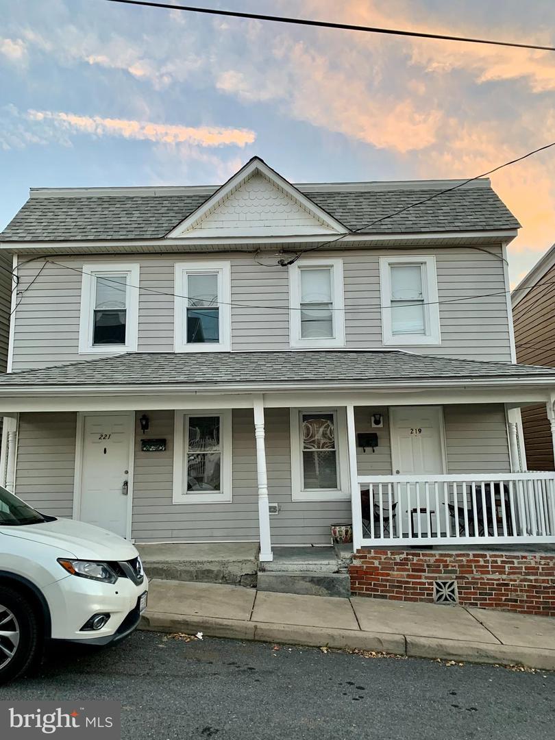 221 BAKER ST