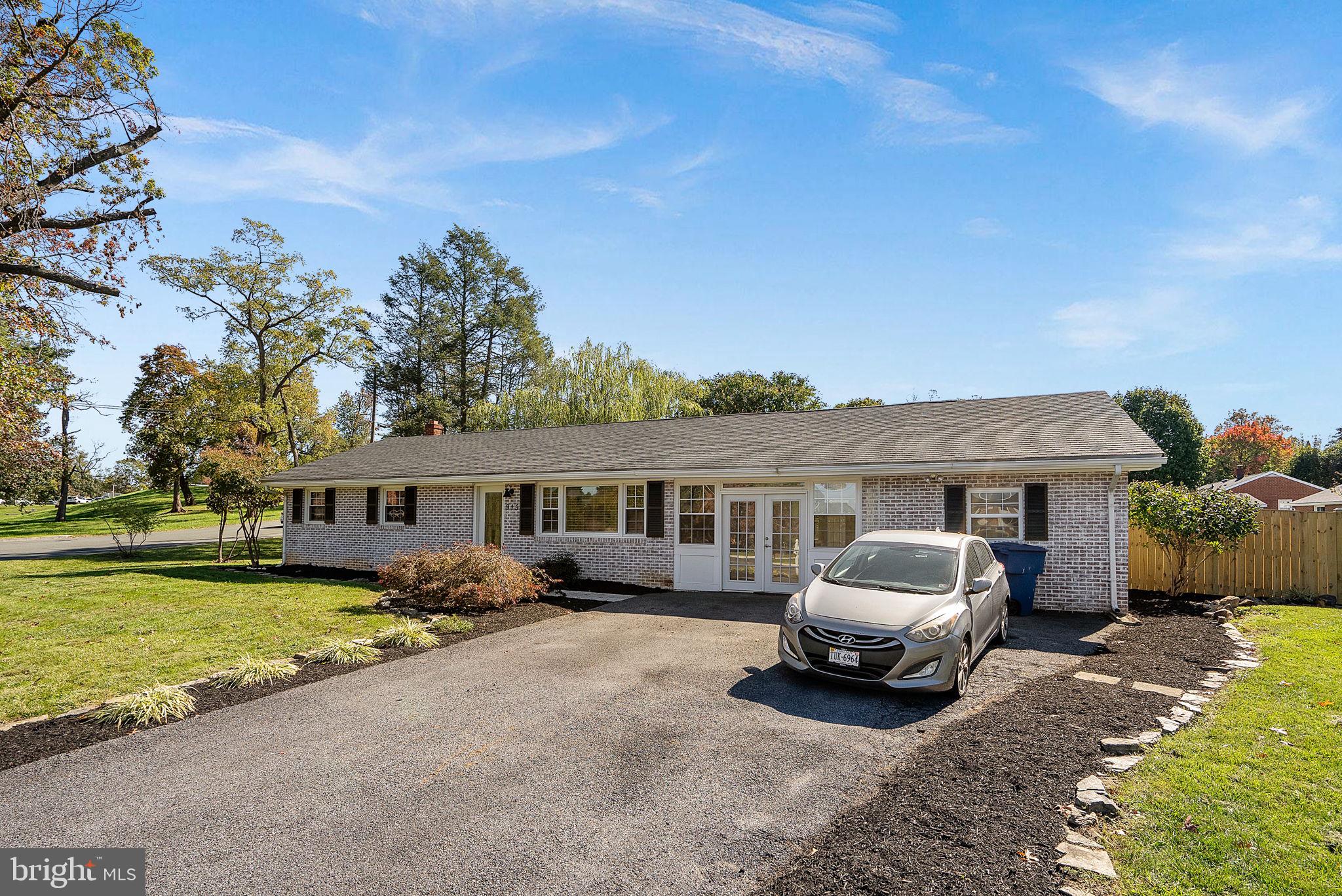 915 E Stonewall Dr