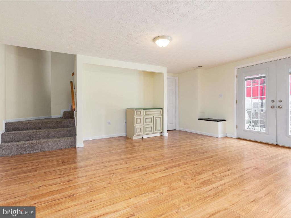 838 Dollar Ln