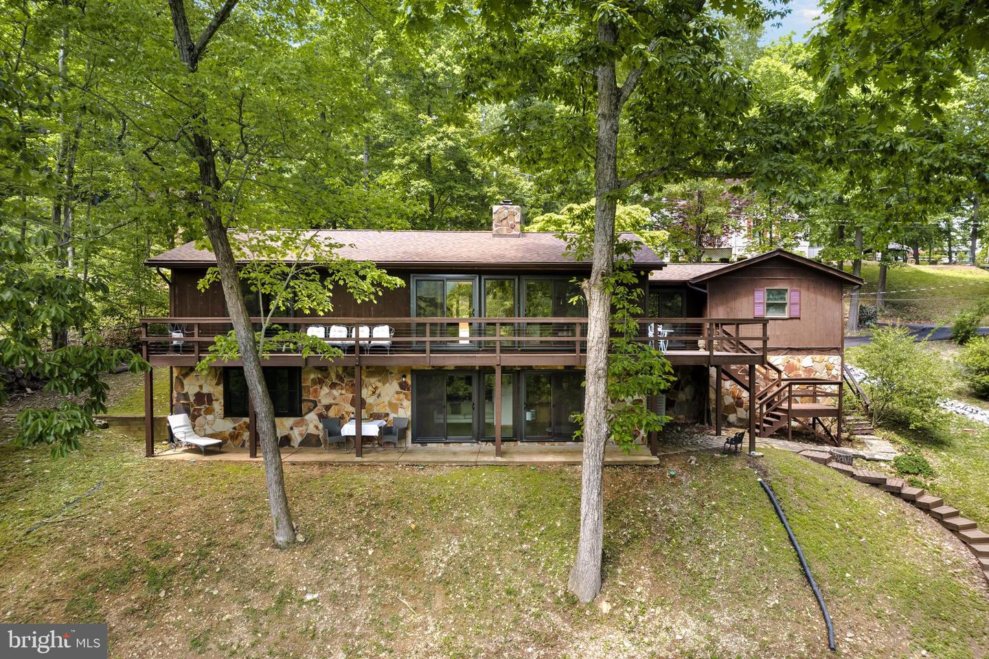 87 LAKESIDE DRIVE