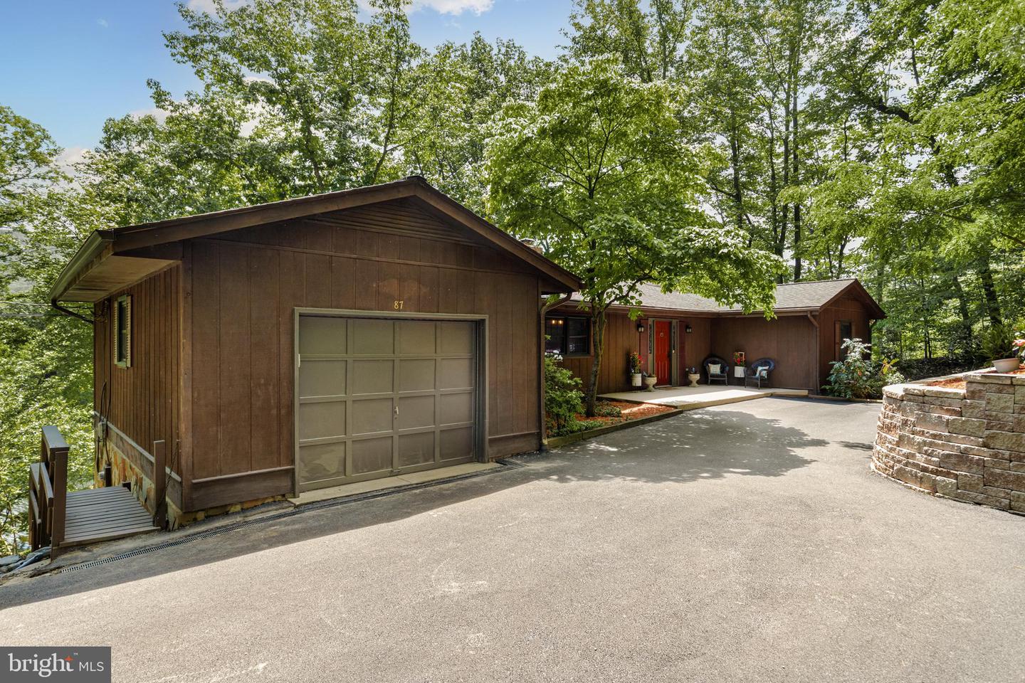 87 LAKESIDE DRIVE