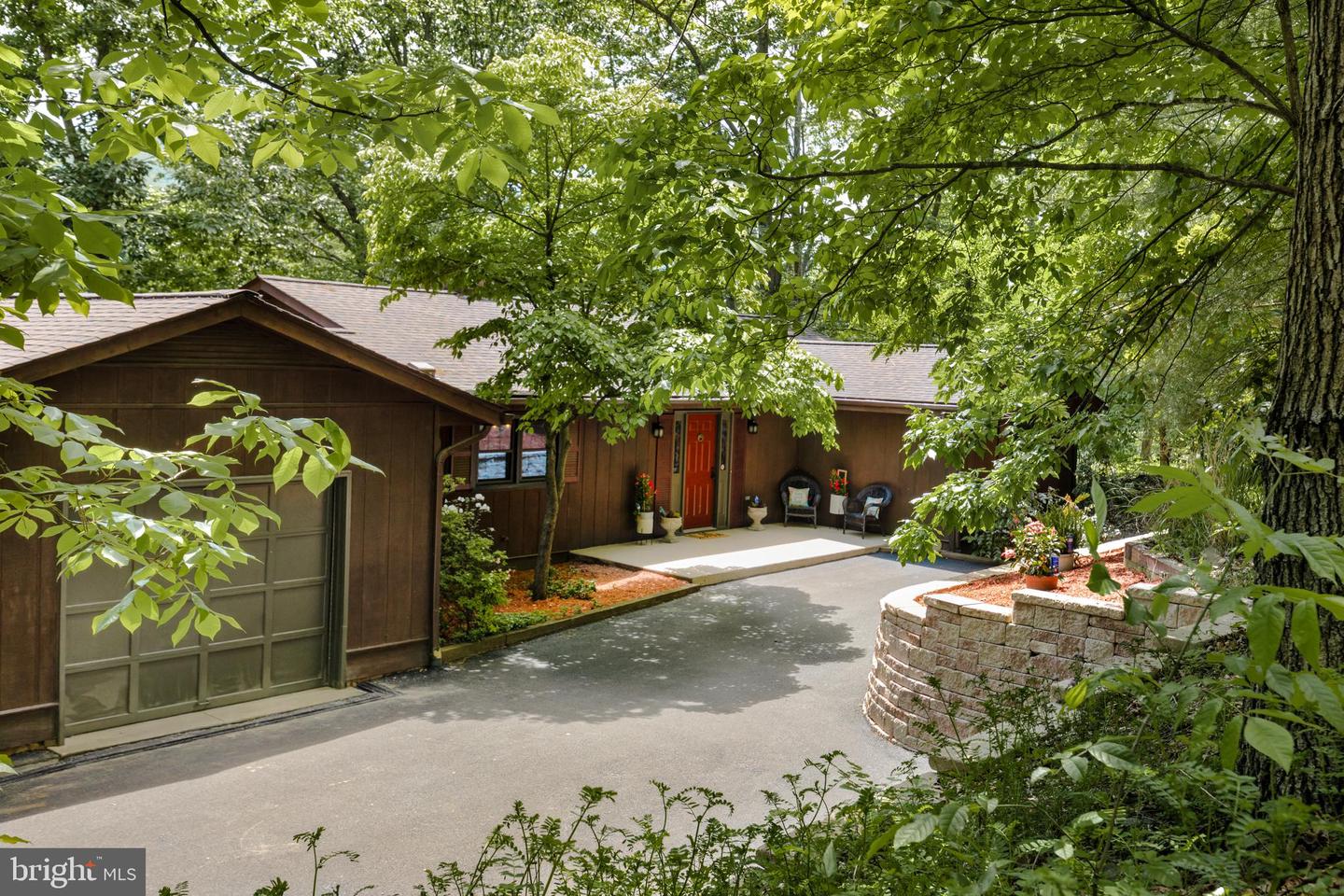 87 LAKESIDE DRIVE