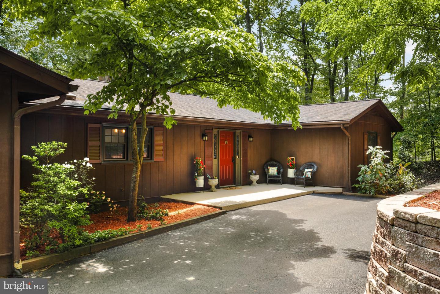 87 LAKESIDE DRIVE
