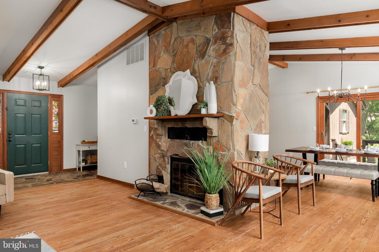 87 LAKESIDE DRIVE