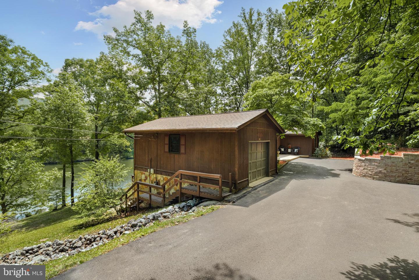 87 LAKESIDE DRIVE