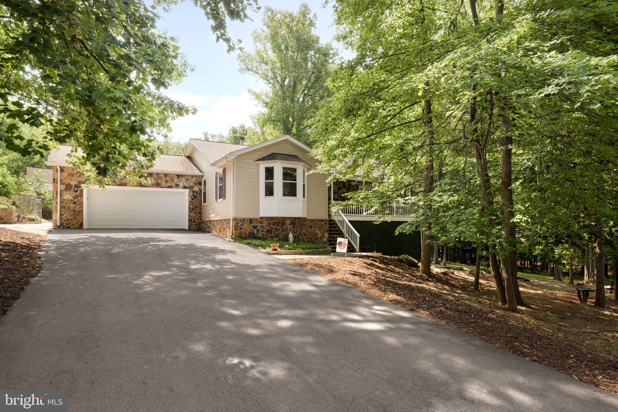 1198 Johnnycake Ln