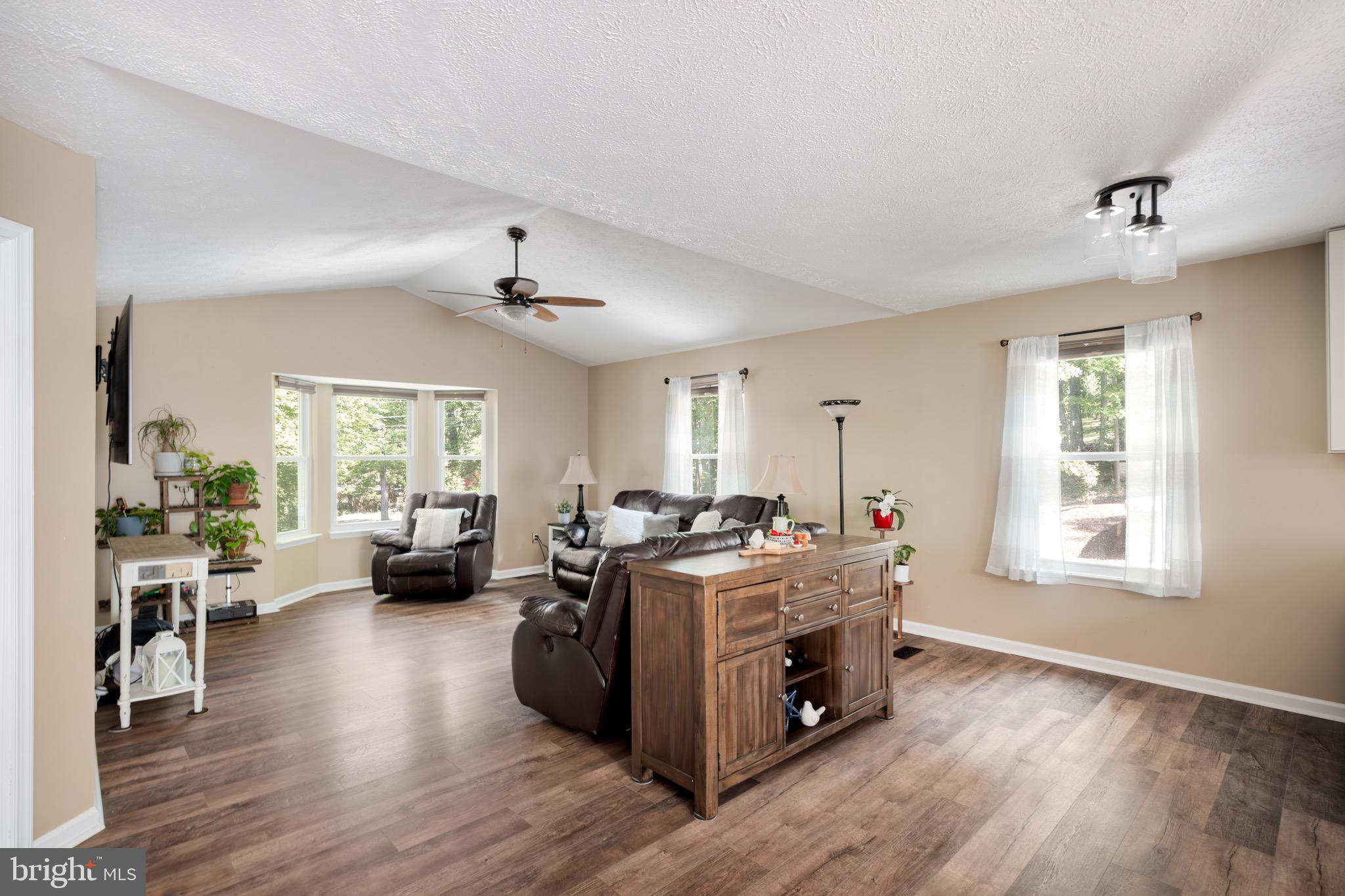 1198 Johnnycake Ln