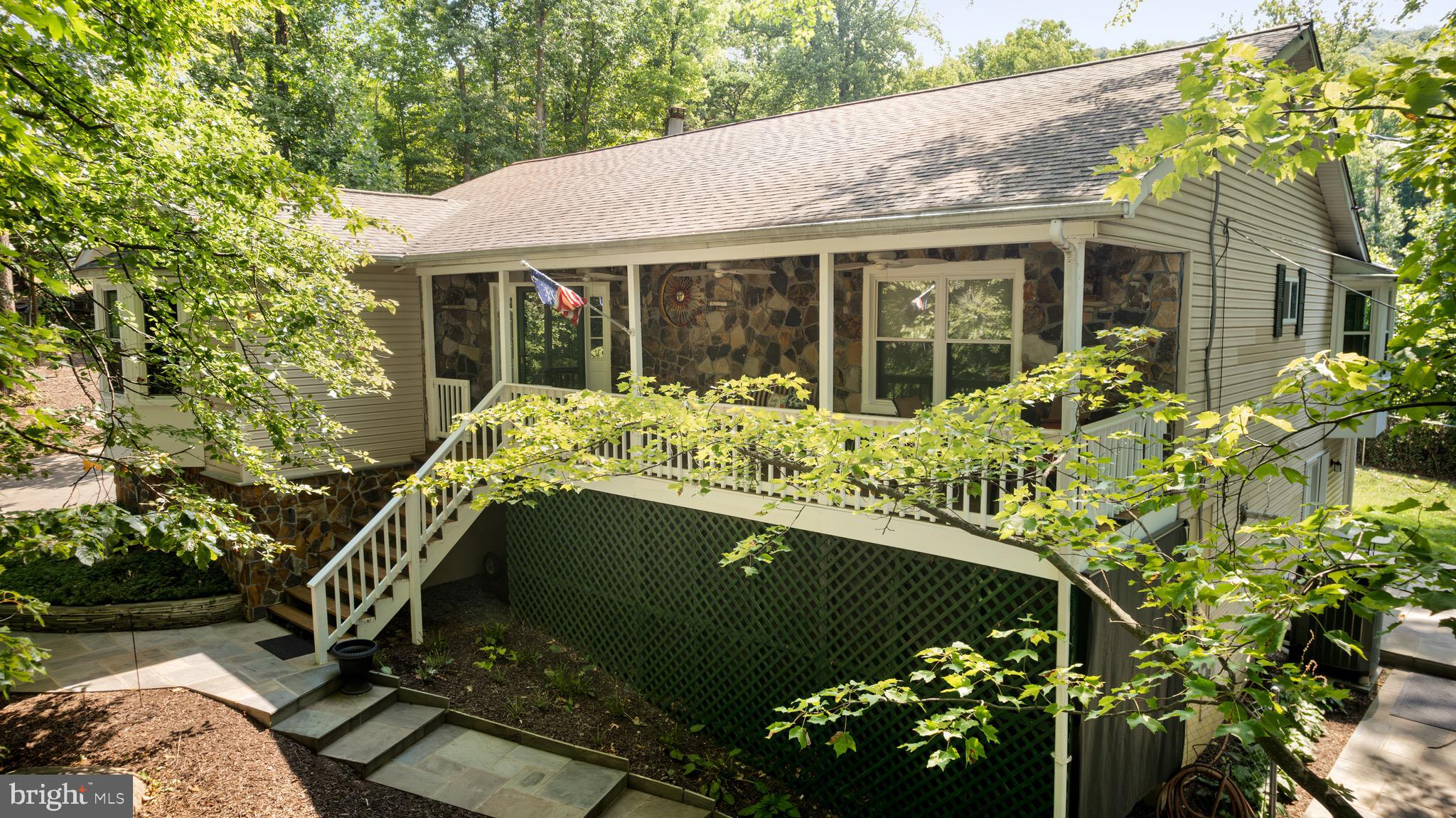 1198 Johnnycake Ln