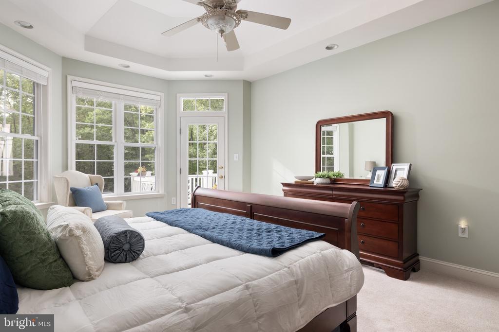 957 Johnnycake Ln