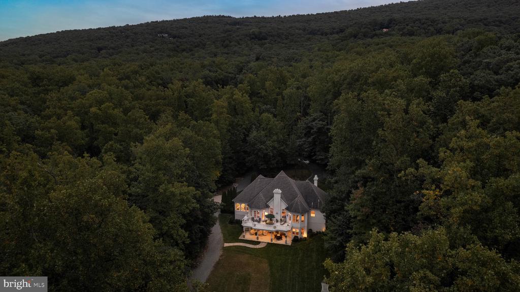 957 Johnnycake Ln