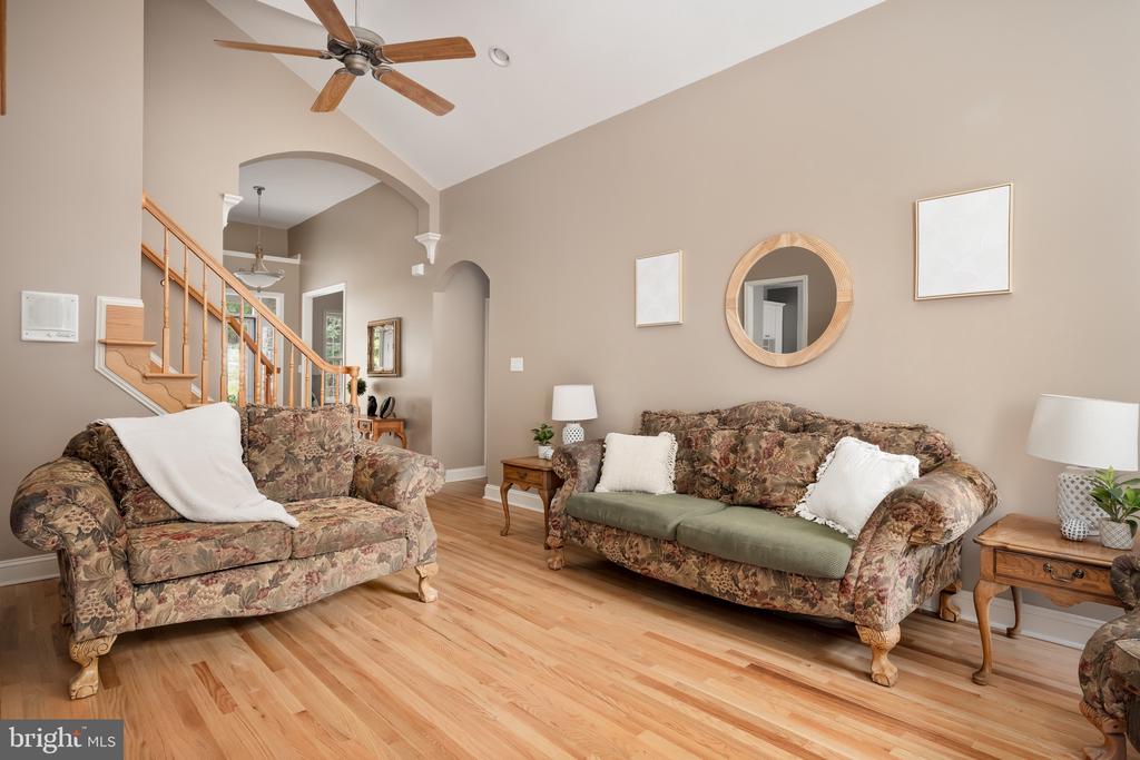 957 Johnnycake Ln