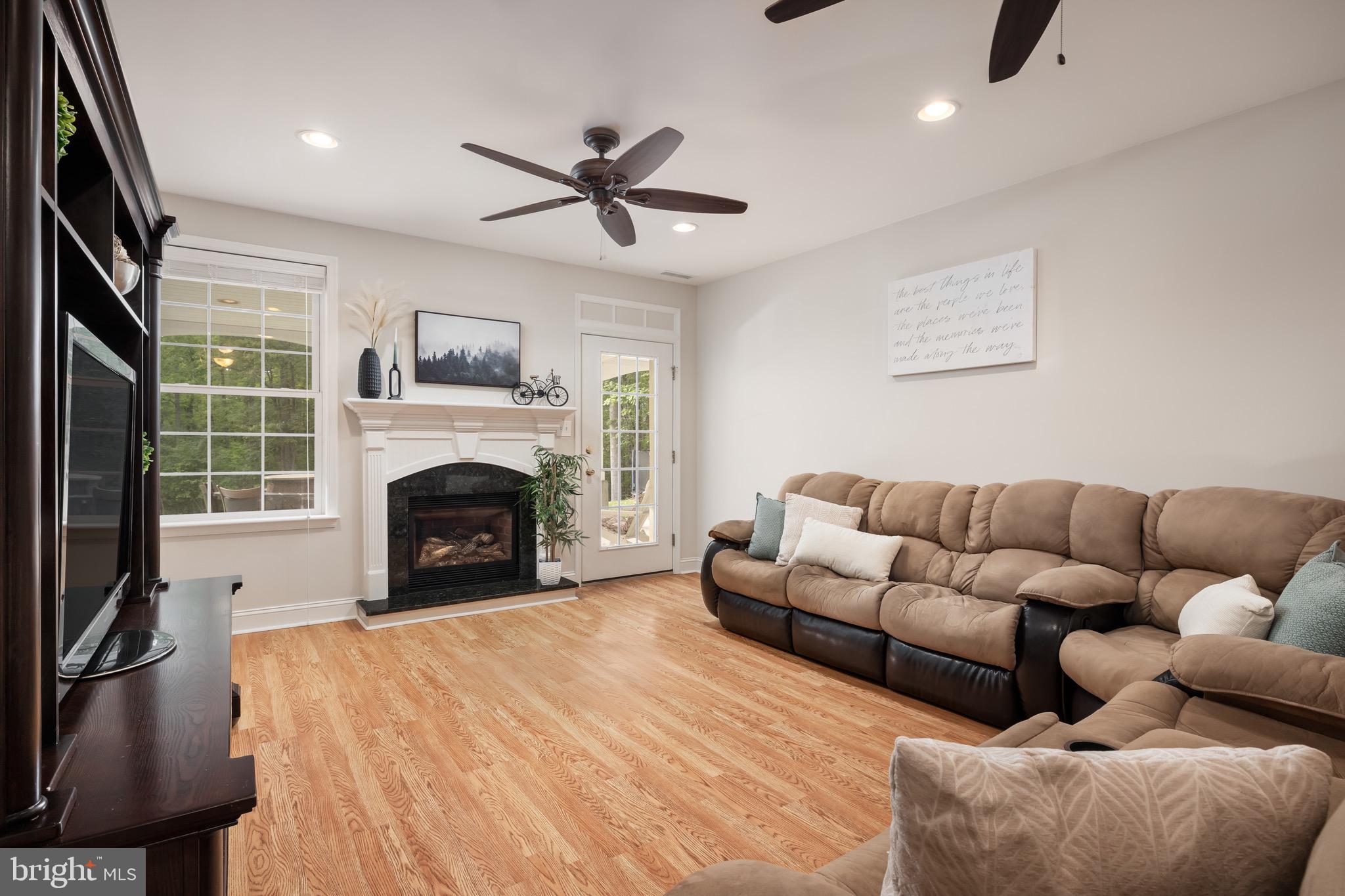 957 Johnnycake Ln