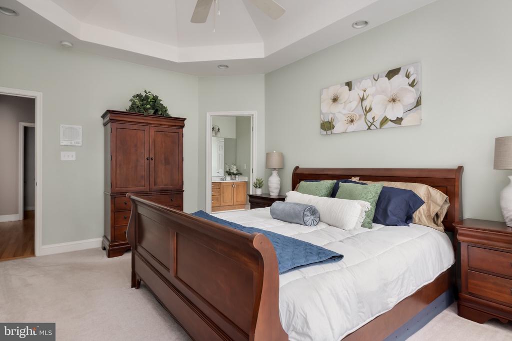 957 Johnnycake Ln