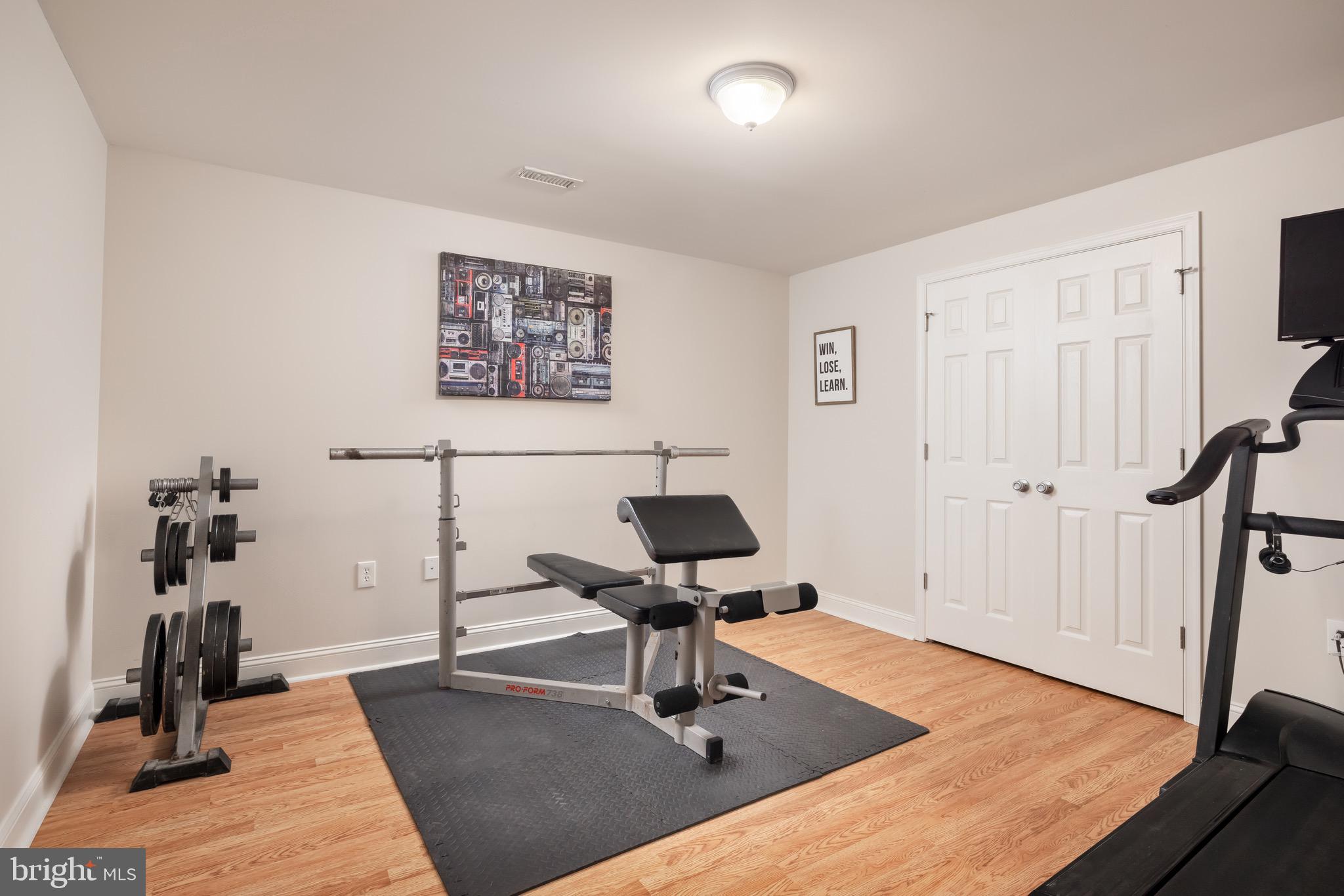 957 Johnnycake Ln