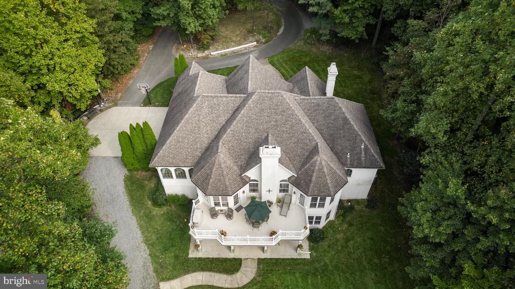 957 Johnnycake Ln