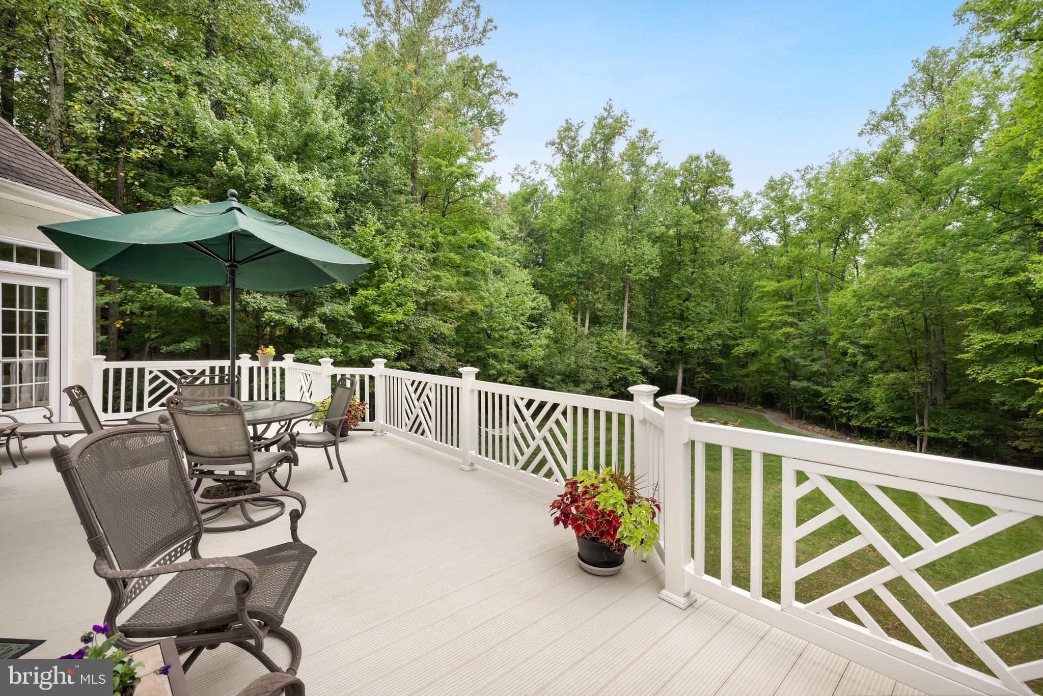 957 Johnnycake Ln