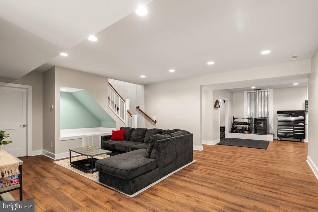 328 MULTNOMAH LANE