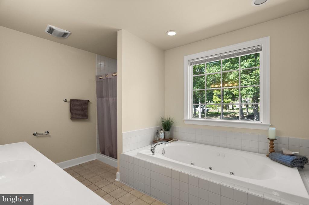 1702 LAKESIDE DRIVE