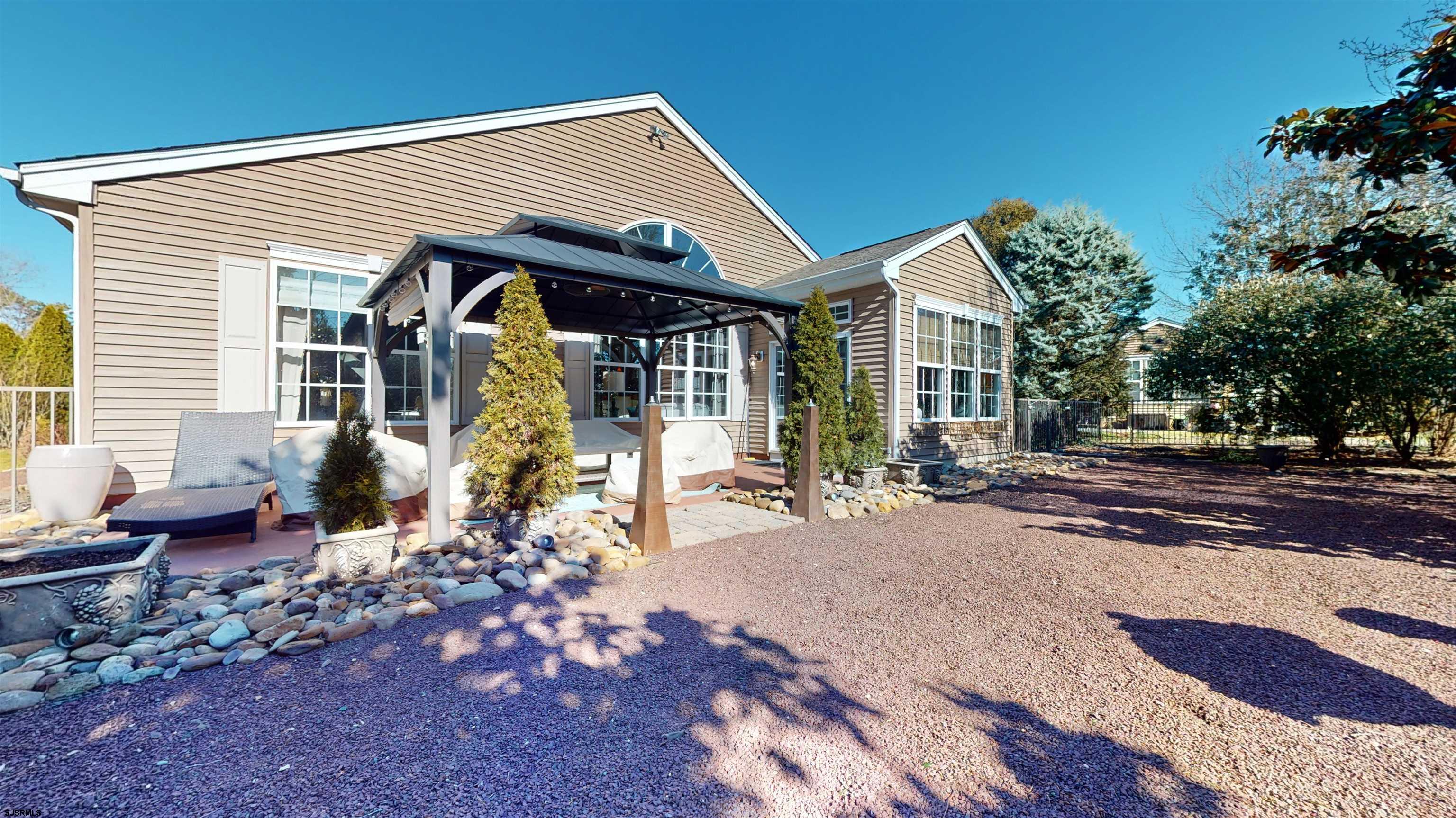 686 Augusta Ct
