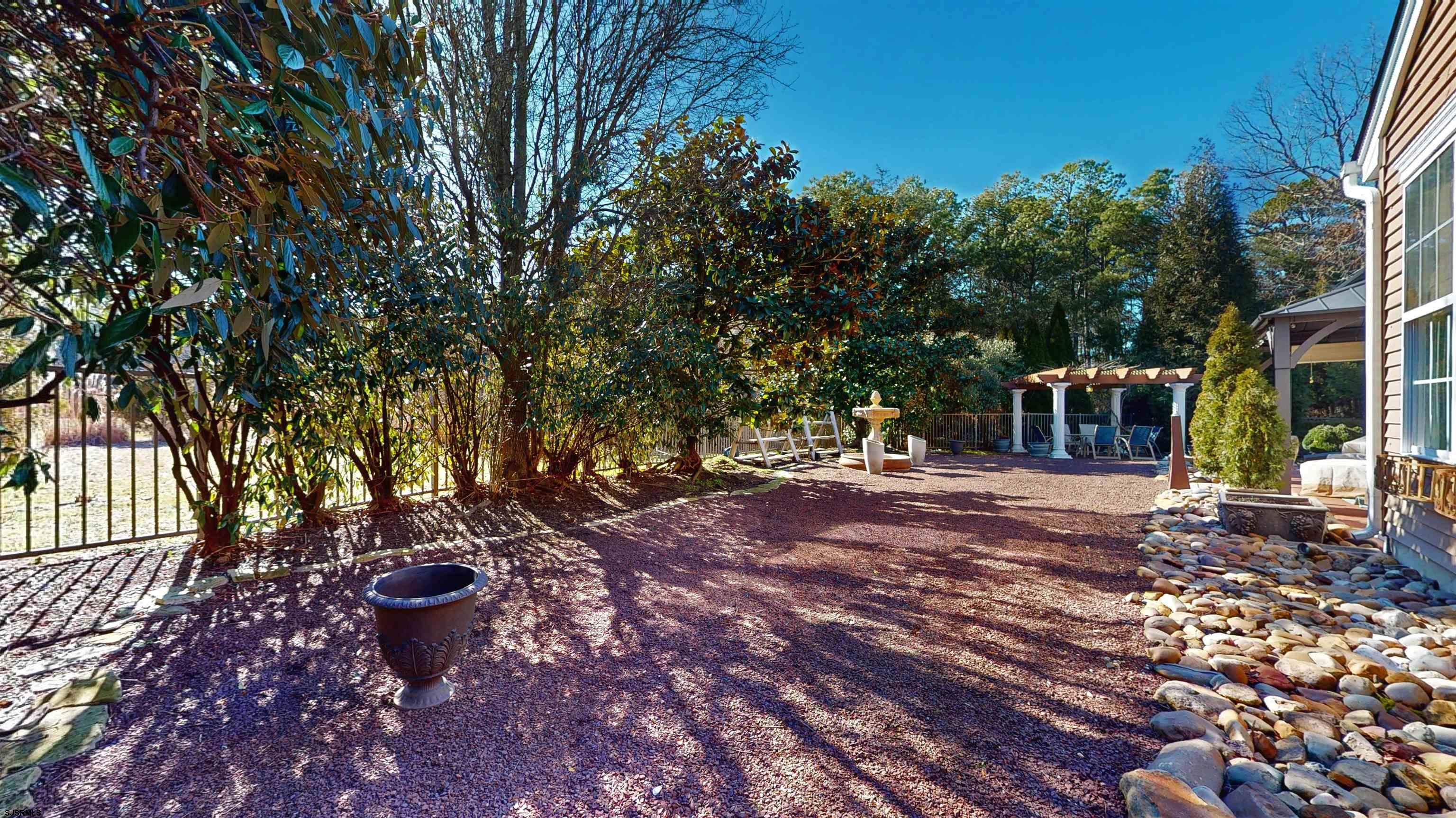 686 Augusta Ct