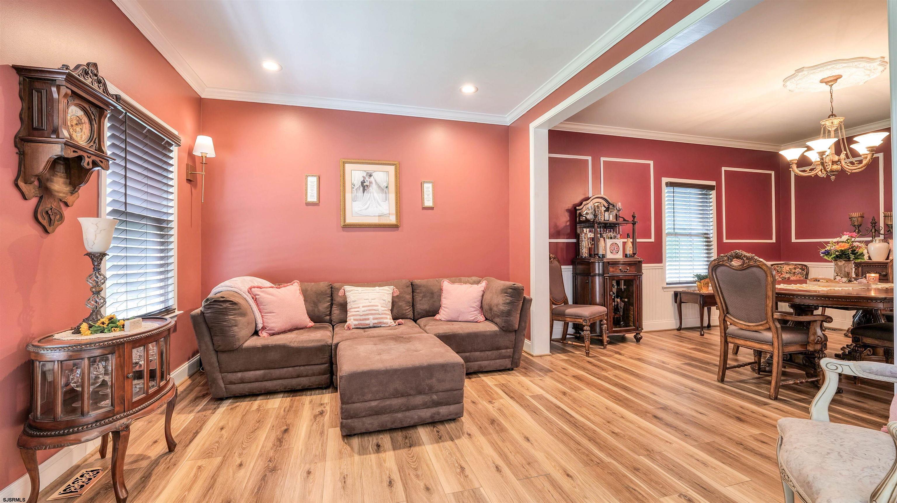 275 N Mannheim Ave