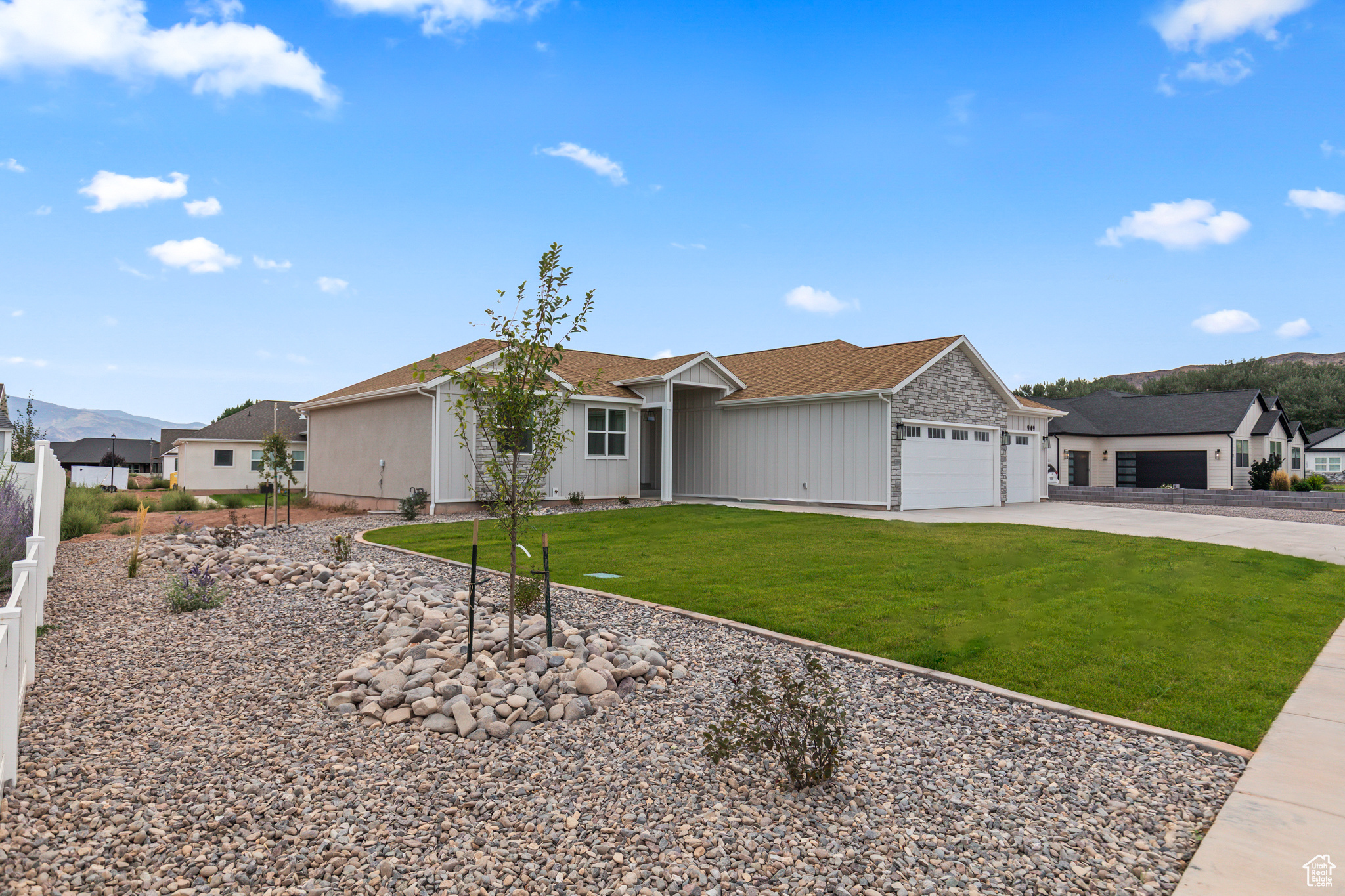949 W TORREY PINES DR
