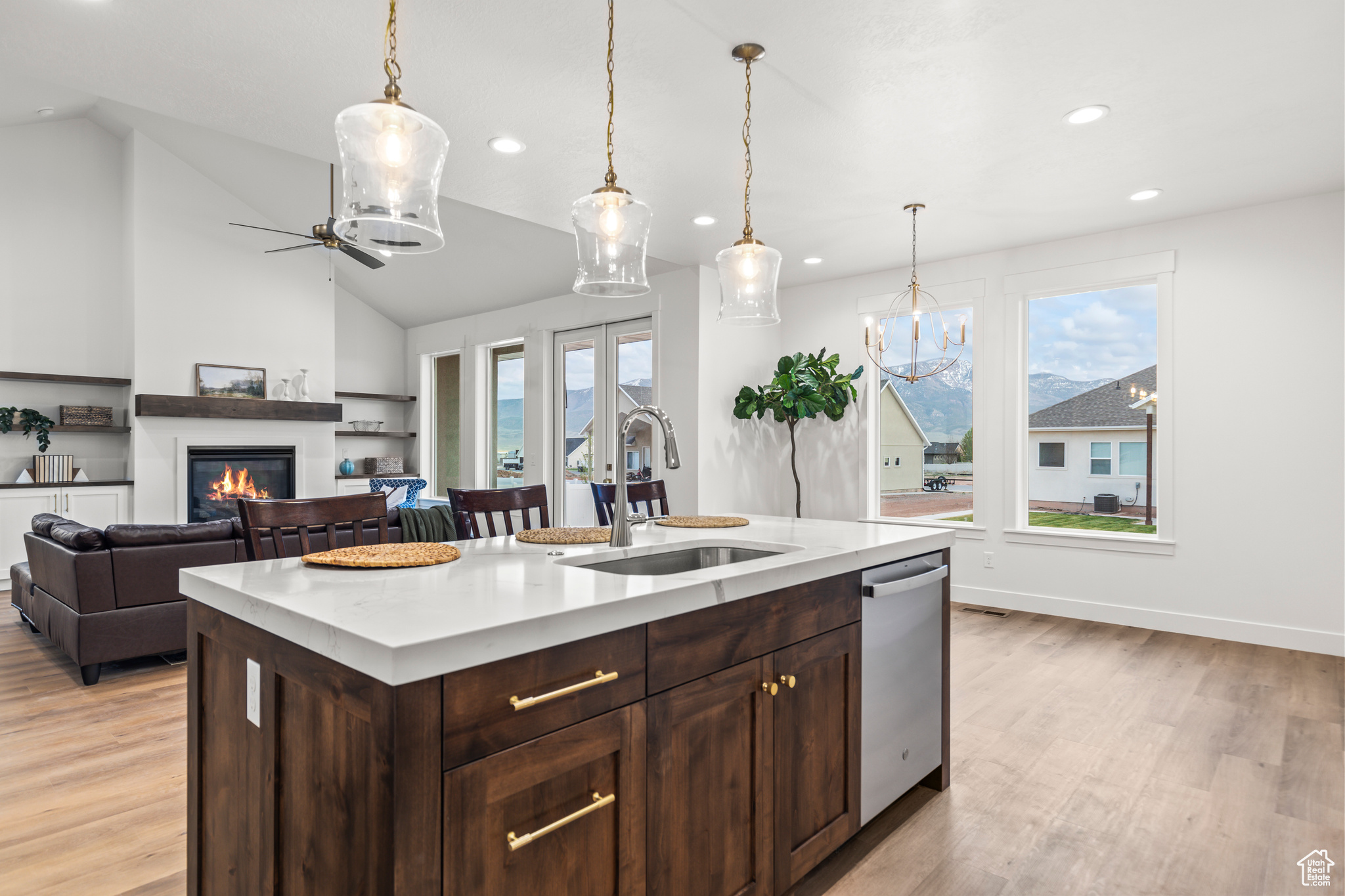 949 W TORREY PINES DR