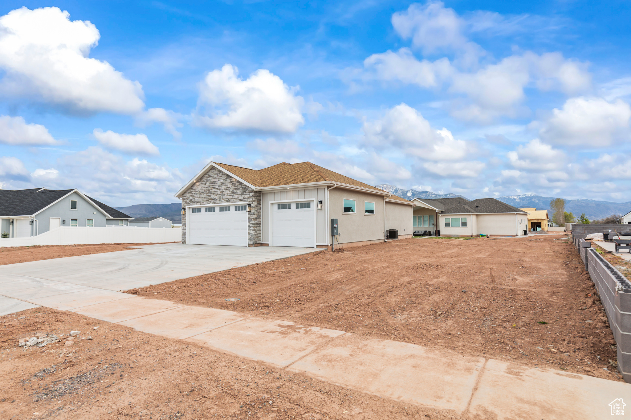 949 W TORREY PINES DR
