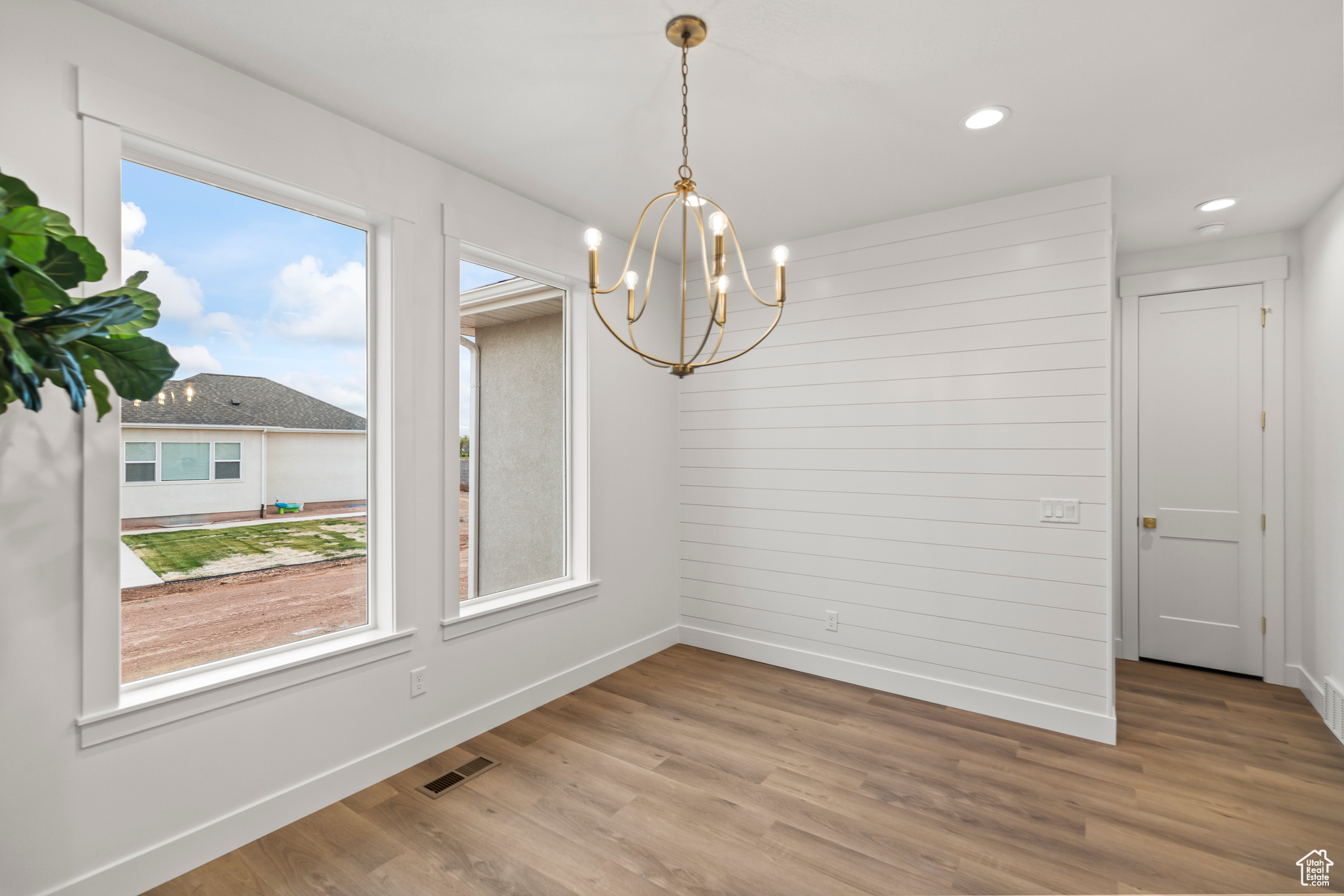 949 W TORREY PINES DR