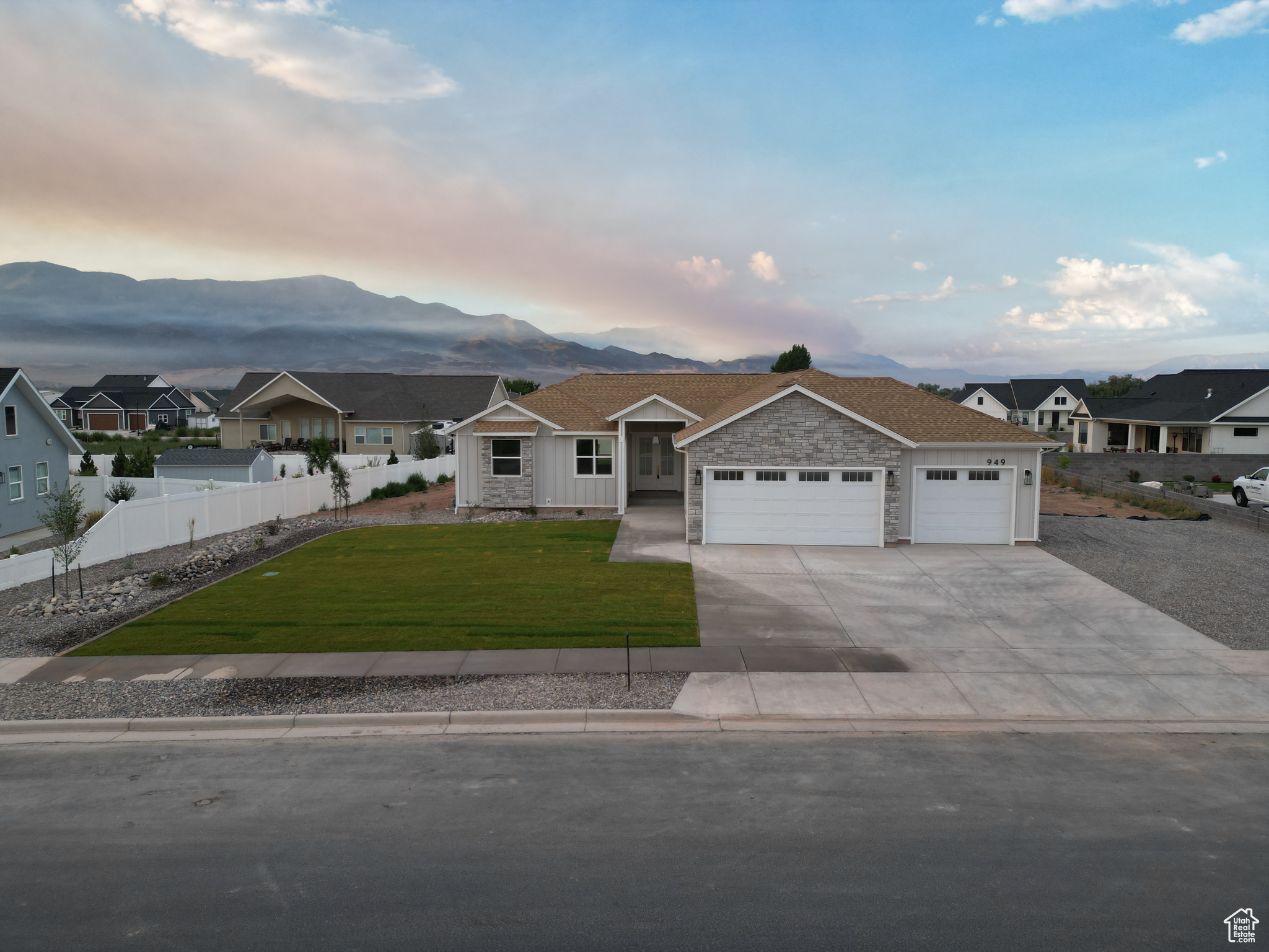 949 W TORREY PINES DR