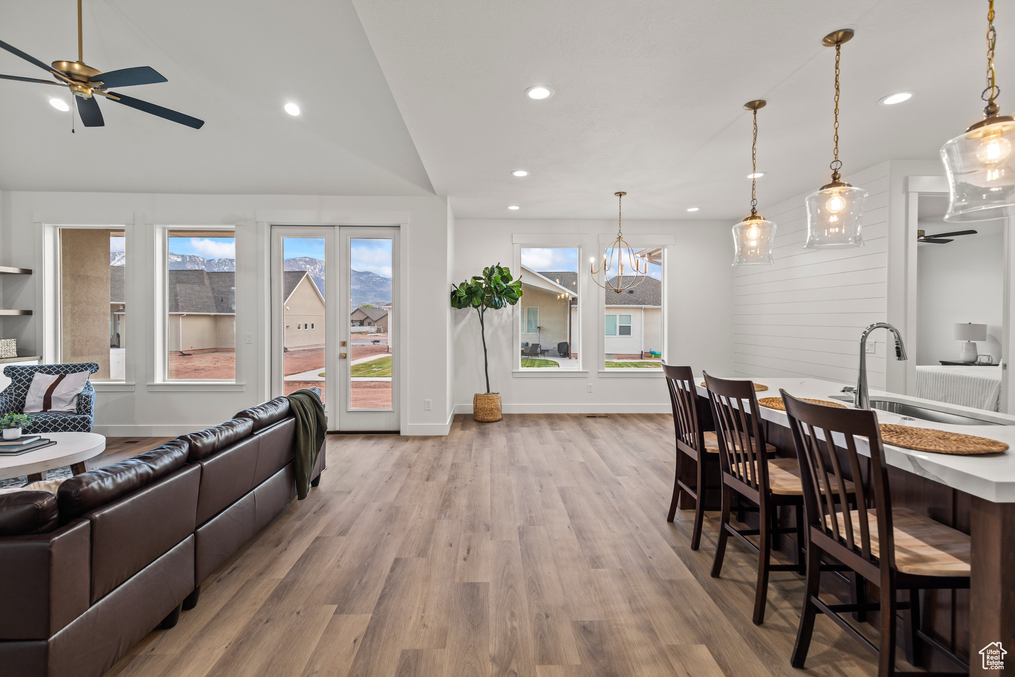 949 W TORREY PINES DR