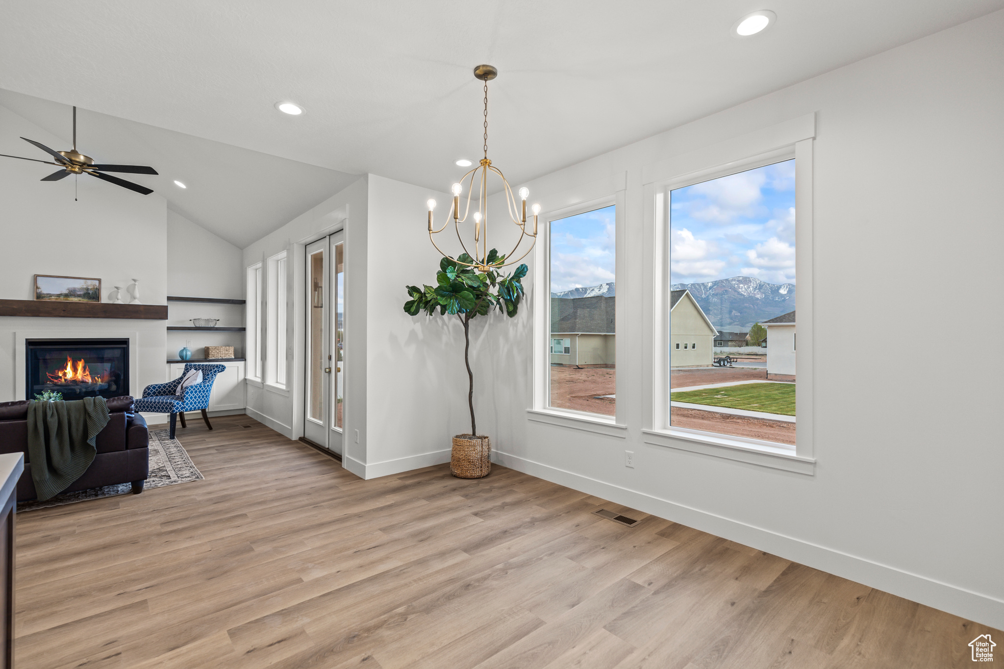 949 W TORREY PINES DR