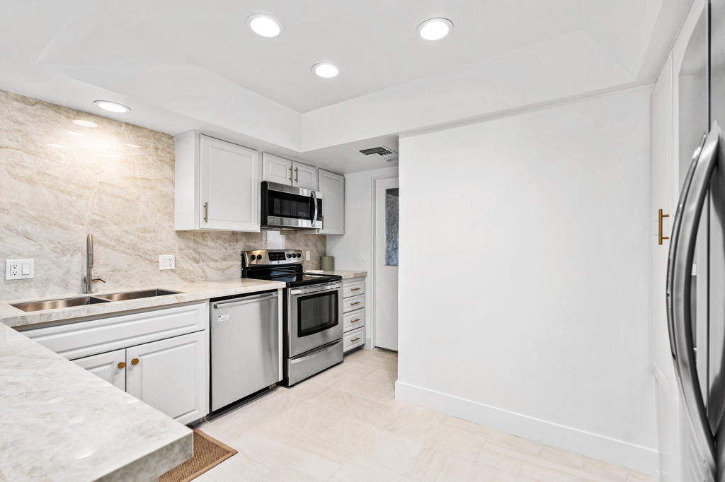 48885 Mariposa Drive