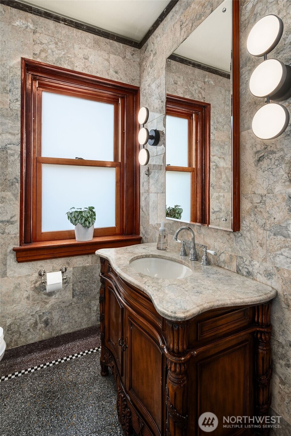 1112 Broadway E Unit: 402