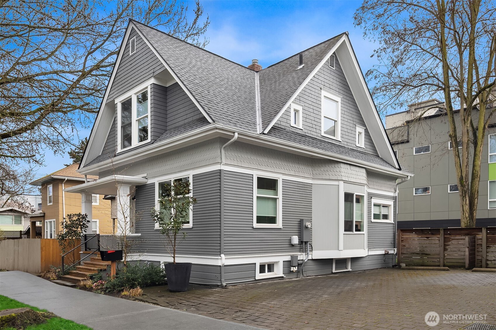 2009 E John Street